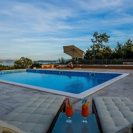 Luxurious Haven With Pool And Mediterranean Garden *