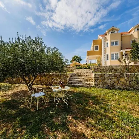 Luxurious Haven With Pool And Mediterranean Garden