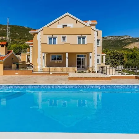 Luxurious Haven With Pool And Mediterranean Garden Villa